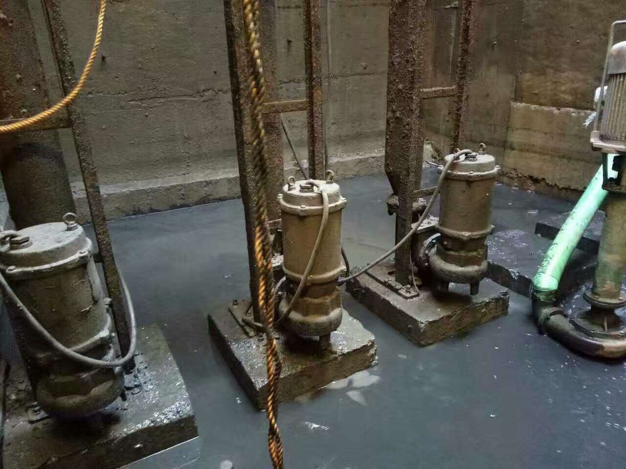 振兴污水池清理