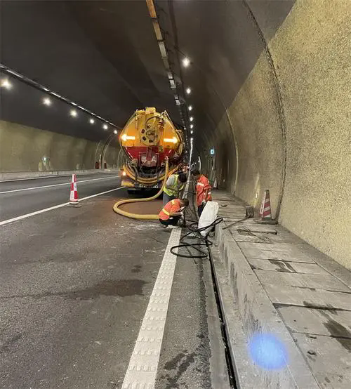 振兴隧道排水渠清淤